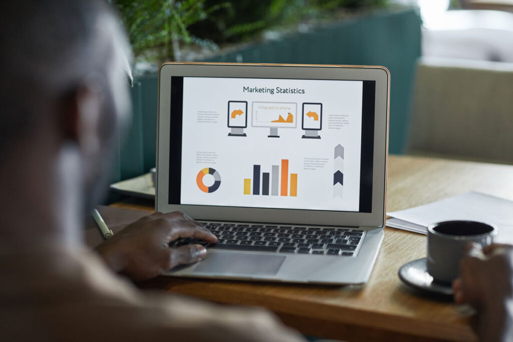 praćenje rzultata i optimizacija - pregled statistike i grafikona na laptopu