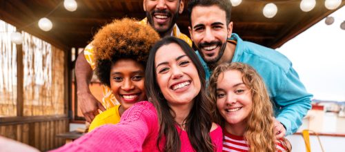 Sadržaj Stvoren od Strane Korisnika (UGC) - petoro nasmijanih ljudi u centru slike