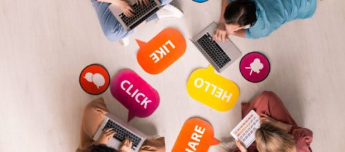 Social Media Marketing - četvoro mladih okupljeni na podu sa laptopima