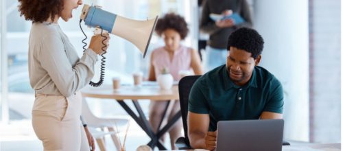 Što je inbound, a što outbound marketing - devojka sa megafonom pored mladića sa laptopom